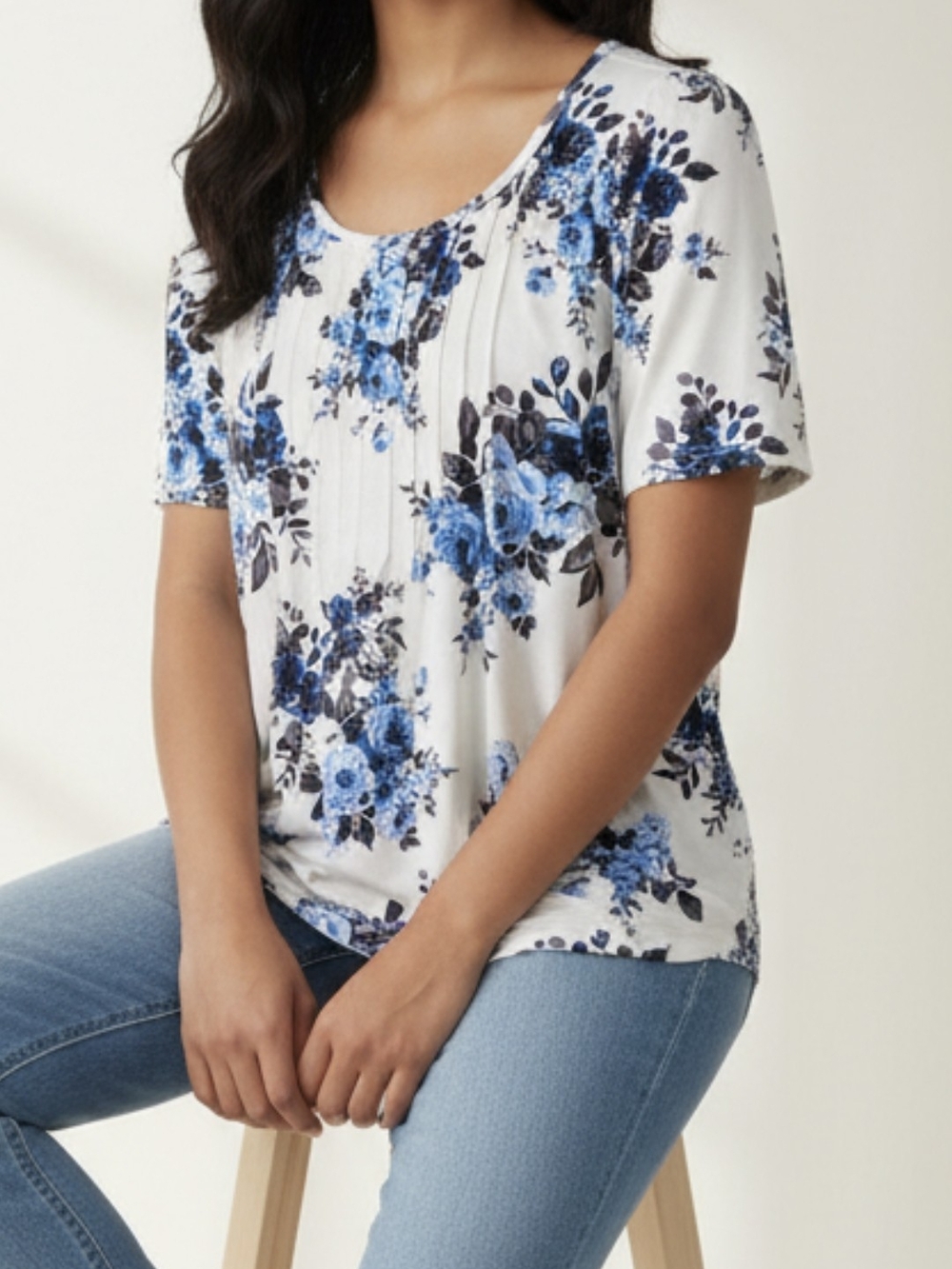 Scoop Neck Short Sleeve Floral Tee in Blue and White